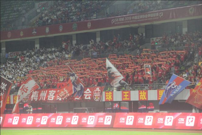 图卢兹主场十人应战,顽强逼平领头羊巴黎    图卢兹主场十人应战,顽强逼平领头羊巴黎