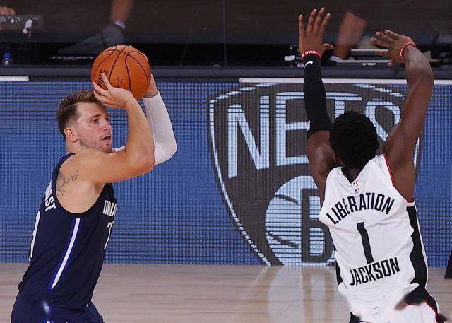 东契奇40+三双独行侠登顶    东契奇40+三双独行侠登顶