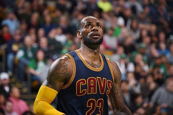 ng体育- 詹姆斯达成四万分里程碑，湖人主场举行盛大庆祝仪式  